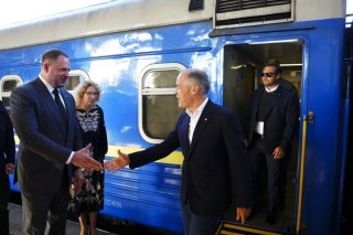 Le Premier ministre canadien Mark Carney est accueilli dimanche à la gare de Kiev. KEYSTONE/AP/Sean Kilpatrick